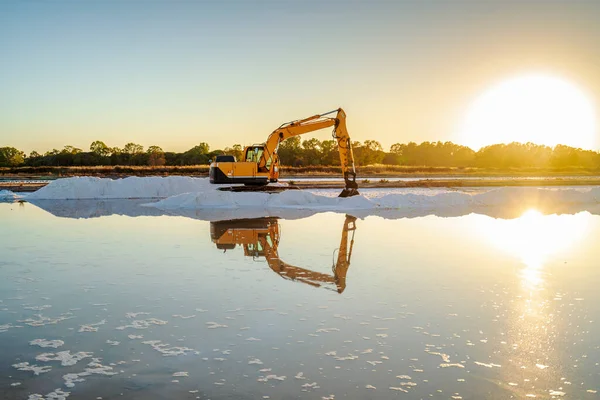 Raccolta Del Sale Marino Con Scavatrice Gialla Soluzione Salina Faro — Foto Stock