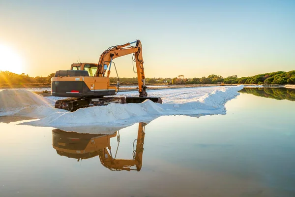 Raccolta Del Sale Marino Con Scavatrice Gialla Soluzione Salina Faro — Foto Stock