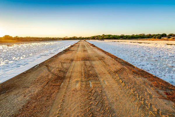 Estradas Entre Duas Lagoas Cheias Sal Após Evaporação Água Mar — Fotografia de Stock