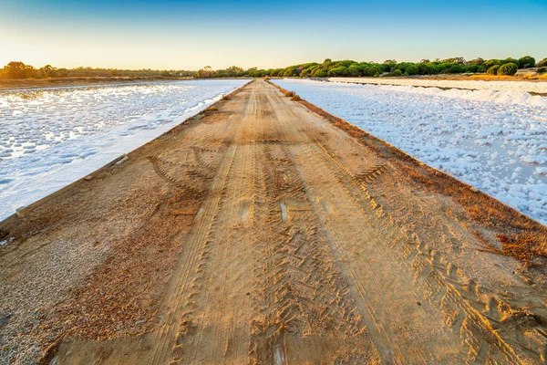 Faro Algarve Portekiz Tuzlu Suyun Buharlaşmasının Ardından Iki Gölet Arasındaki — Stok fotoğraf