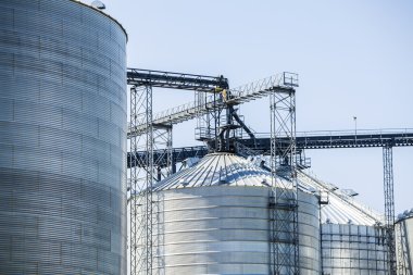 Gümüş, parlak tarım siloları