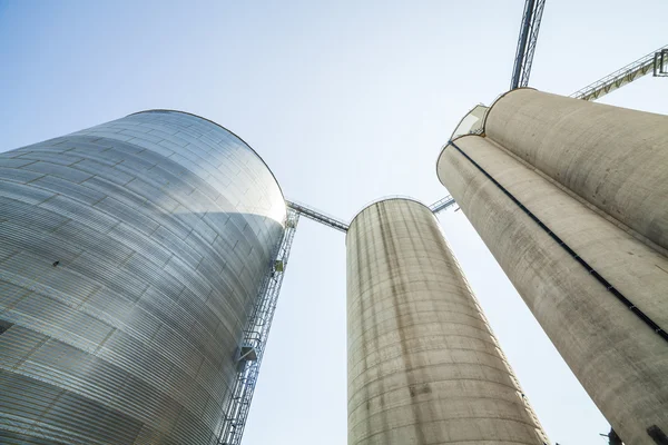 Silver, blank jordbruks silos — Stockfoto