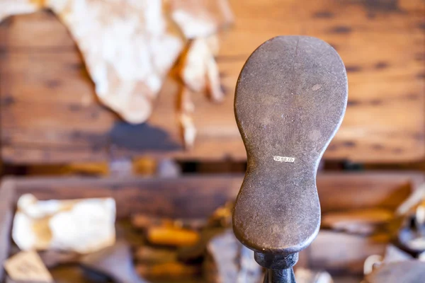 In a shoemaker workshop. — Stock Photo, Image