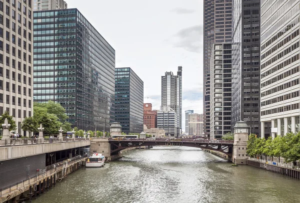 Pencakar langit oleh Canal di Chicago — Stok Foto