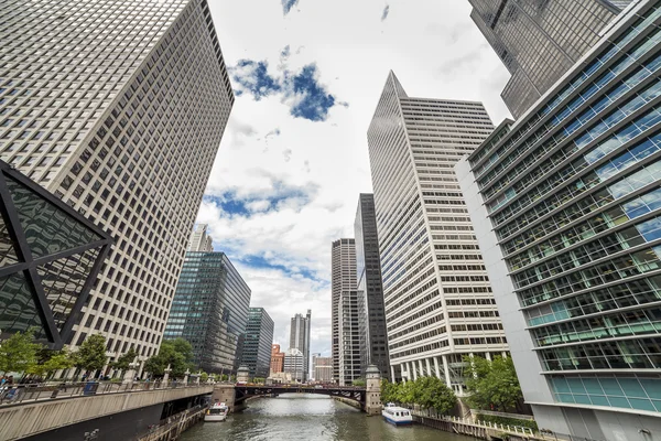 Skyscrapers by the Canal in Chicago — Stock Photo, Image
