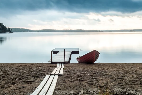 Peaceful place, lake, boat and jetty — Stock Photo, Image