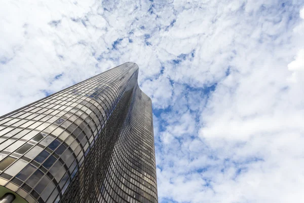 Beautiful skyscraper reaching the sky — Stock Photo, Image