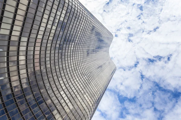 Beautiful skyscraper reaching the sky — Stock Photo, Image