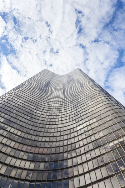 Beautiful skyscraper reaching the sky — Stock Photo, Image