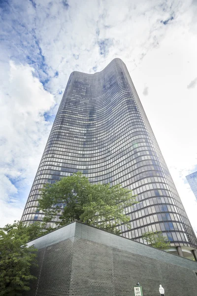 Beautiful skyscraper reaching the sky — Stock Photo, Image