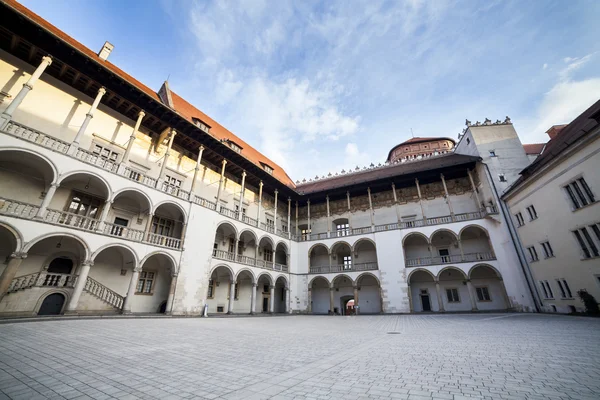 Famoso castillo real de Cracovia en Polonia — Foto de Stock