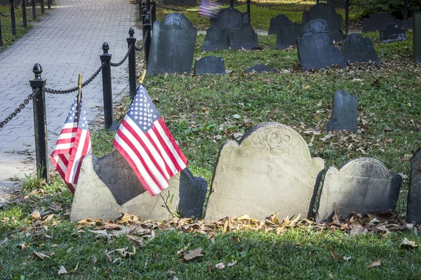 Старое кладбище с флагами США в Бостоне, США — стоковое фото