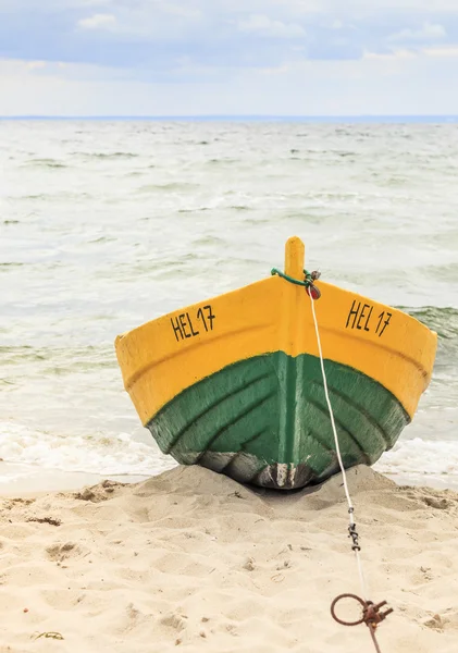 Bateau en bois sur le rivage de la Baltique — Photo