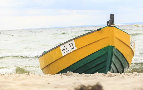 Bateau en bois sur le rivage de la Baltique — Photo