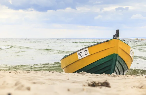 Bateau en bois sur le rivage de la Baltique — Photo