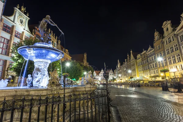 Neptunova kašna v Gdaňsku hlavní ulici zvané Dluga — Stock fotografie
