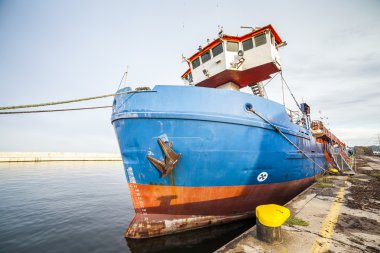 Kargo gemisi limana demirlemiş.