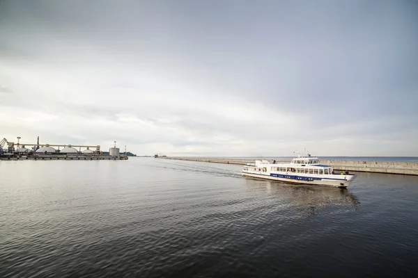 Small ship entering a harbor — Stock Photo, Image