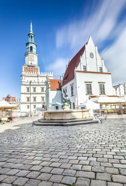 Historic Poznani radnice se nachází uprostřed hlavního náměstí — Stock fotografie