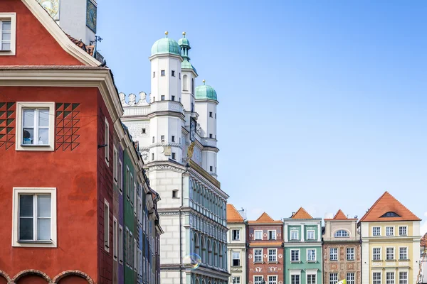 Storico municipio di Poznan e edifici colorati — Foto Stock