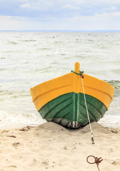 Bateau en bois sur le rivage de la Baltique . — Photo