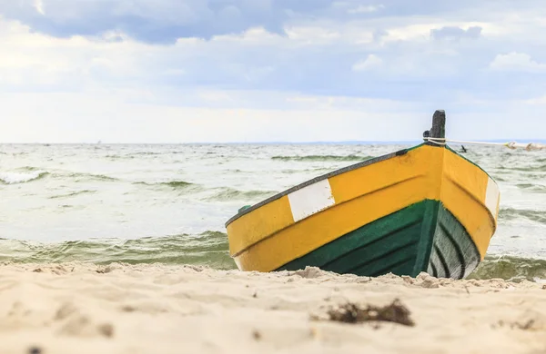 Bateau en bois sur le rivage de la Baltique . — Photo