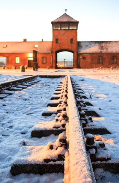 Puerta principal al campo de concentración nazi de Auschwitz Birkenau . — Foto de Stock