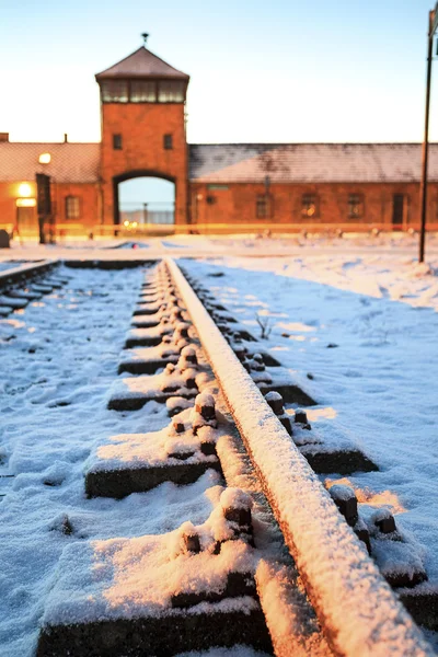 Hlavní brána do nacistického koncentračního tábora Auschwitz Birkenau. — Stock fotografie