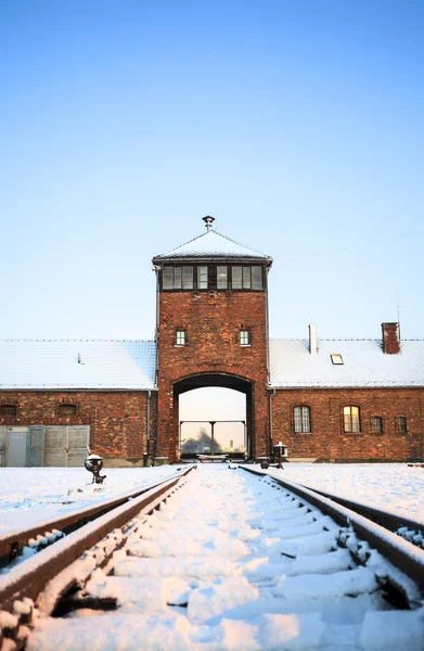 Puerta principal al campo de concentración nazi de Auschwitz Birkenau . — Foto de Stock