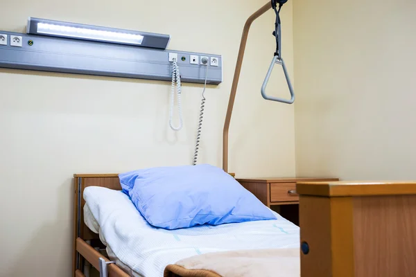 Bed in modern hospital — Stock Photo, Image