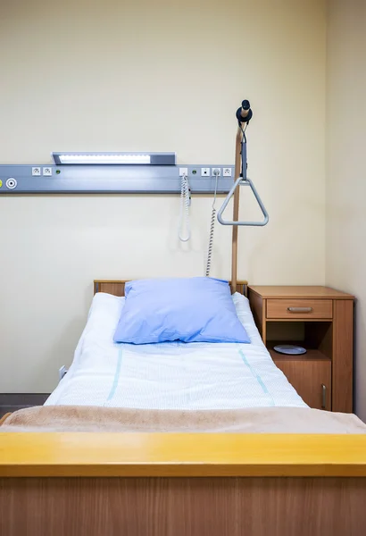 Bed in modern hospital — Stock Photo, Image