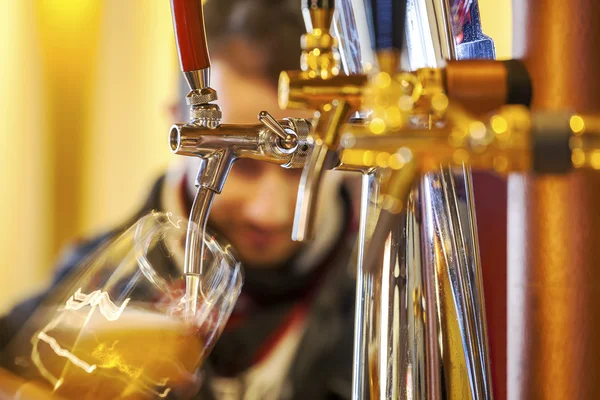 Een glas bier gieten — Stockfoto