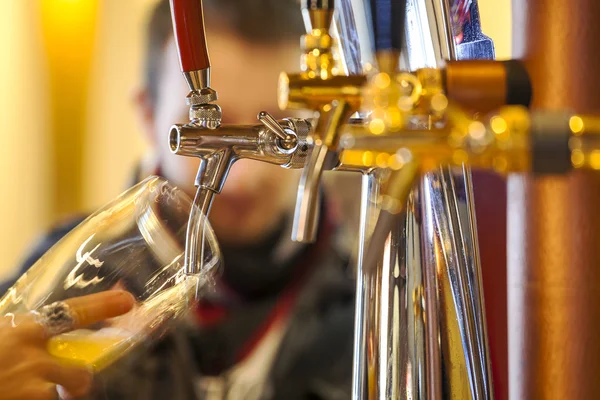 Despejar cerveja em um copo — Fotografia de Stock