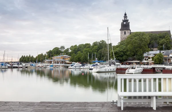 Mooie haven en de historische kerk in Naantali, Finland — Stockfoto