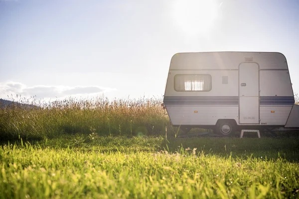 Caravan trailer on rural sunny setting — Stock Photo, Image