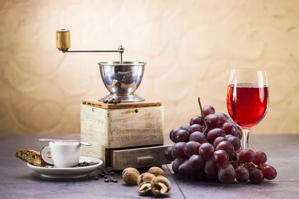 Coffee grinder, coffee and sweet Italian cookie cantuccini, grap — Stock Photo, Image