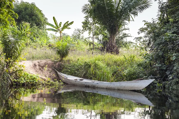 Afrikanisches Kanu am Ufer — Stockfoto