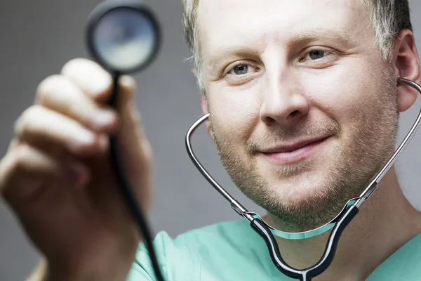 Médico con estetoscopio — Foto de Stock