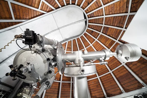 Modern astronomy telescope in an astronomical observatory. — Stock Photo, Image