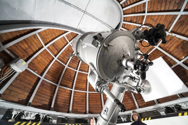 Современный астрономический телескоп в астрономической обсерватории . — стоковое фото