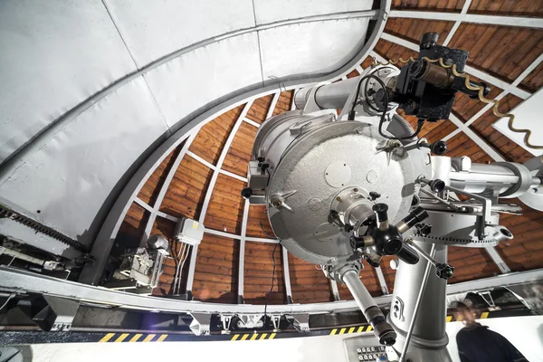 Modern astronomi teleskop i ett astronomiskt observatorium. — Stockfoto