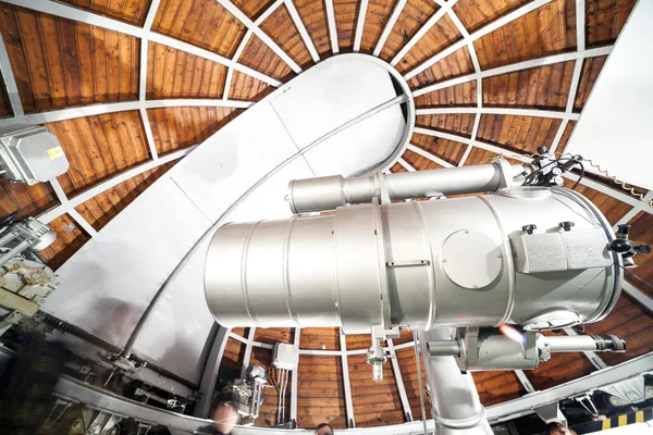 Modern astronomy telescope in an astronomical observatory. — Stock Photo, Image