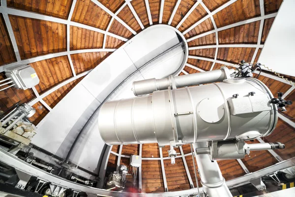 Modern astronomy telescope in an astronomical observatory. — Stock Photo, Image