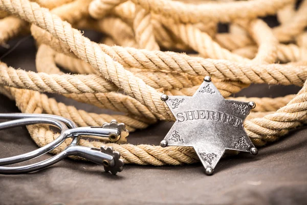 Sheriff badge, sporrar och lasso. — Stockfoto