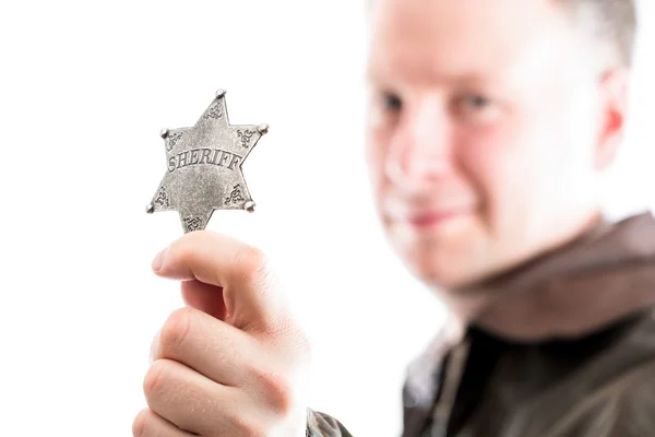 Mannen innehar sheriff badge — Stockfoto