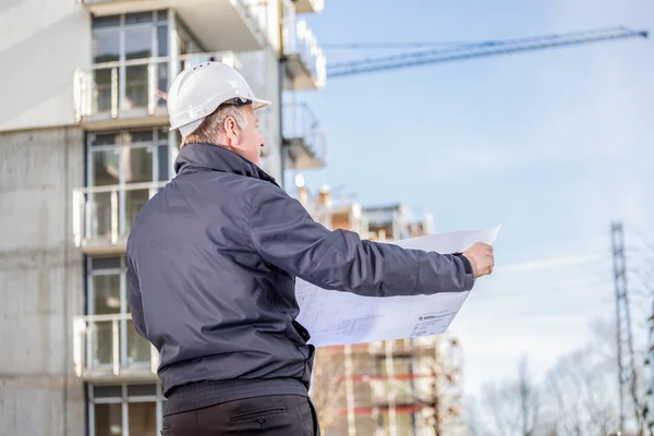 Bouw manager met blauwdrukken — Stockfoto