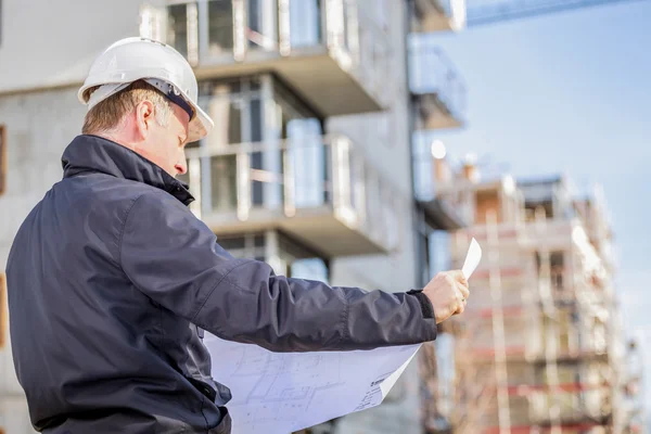 Bouw manager met blauwdrukken — Stockfoto