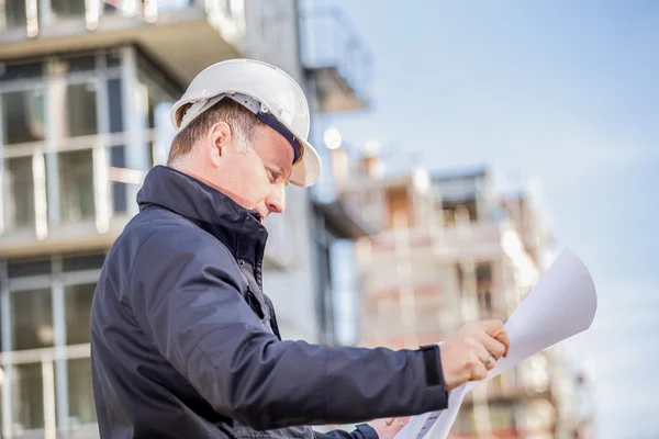 Bouw manager met blauwdrukken — Stockfoto