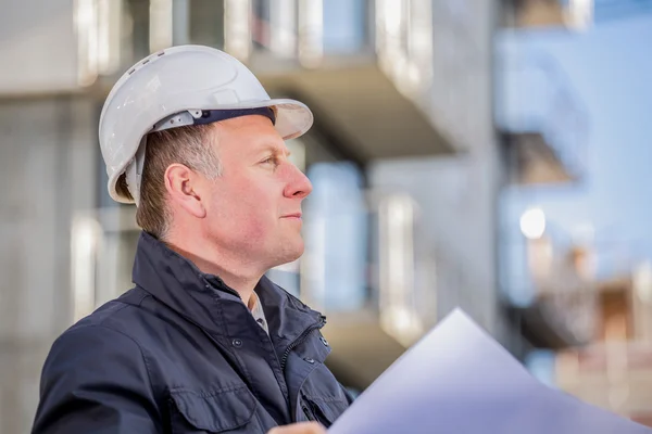 Bouw manager met blauwdrukken — Stockfoto