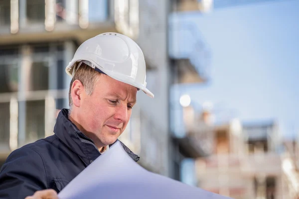 Bouw manager met blauwdrukken — Stockfoto